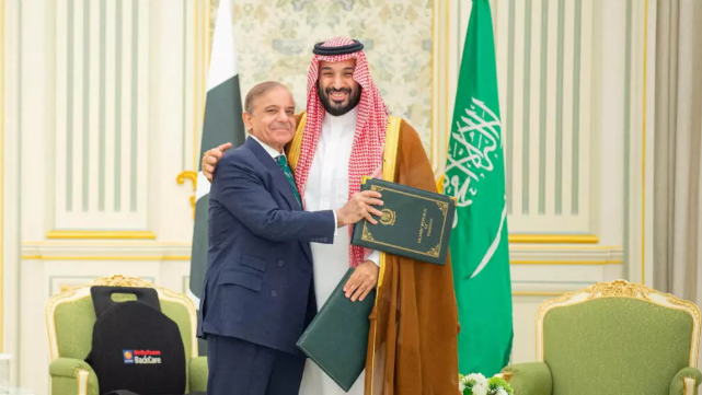 Le prince héritier saoudien Mohammed ben Salmane et le Premier ministre pakistanais Shehbaz Sharif, à Riyad, en Arabie saoudite, le 17 septembre 2025. © Agence de presse saoudienne via Reuters