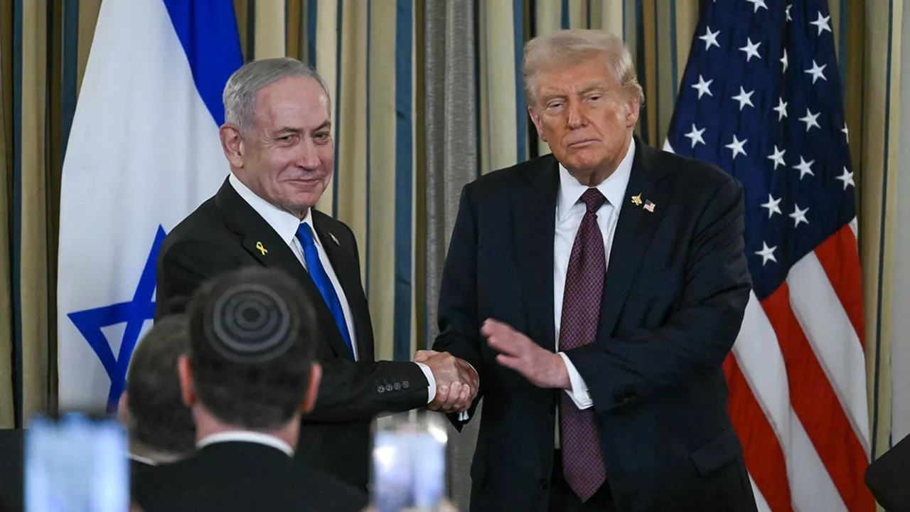 Le président Donald Trump et le Premier ministre israélien se serrent la main à la Maison-Blanche après avoir annoncé un plan en 20 points pour mettre fin à la guerre de Gaza, le 29 septembre 2025. (ANDREW CABALLERO-REYNOLDS/AFP)