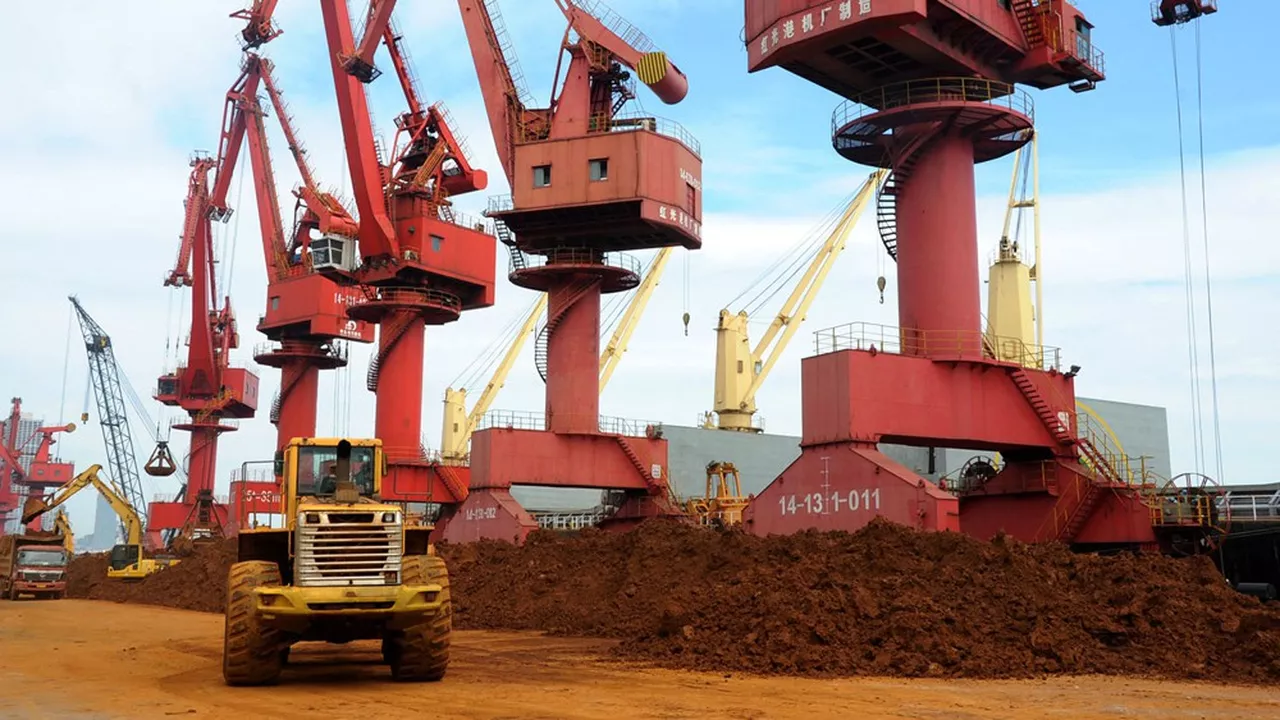 Des terres rares en train d'être chargées dans la province du Jiangsu. La Chine a fait des terres rares son principal levier dans la guerre commerciale avec les Etats-Unis. (Photo Imaginechina Via AFP)
