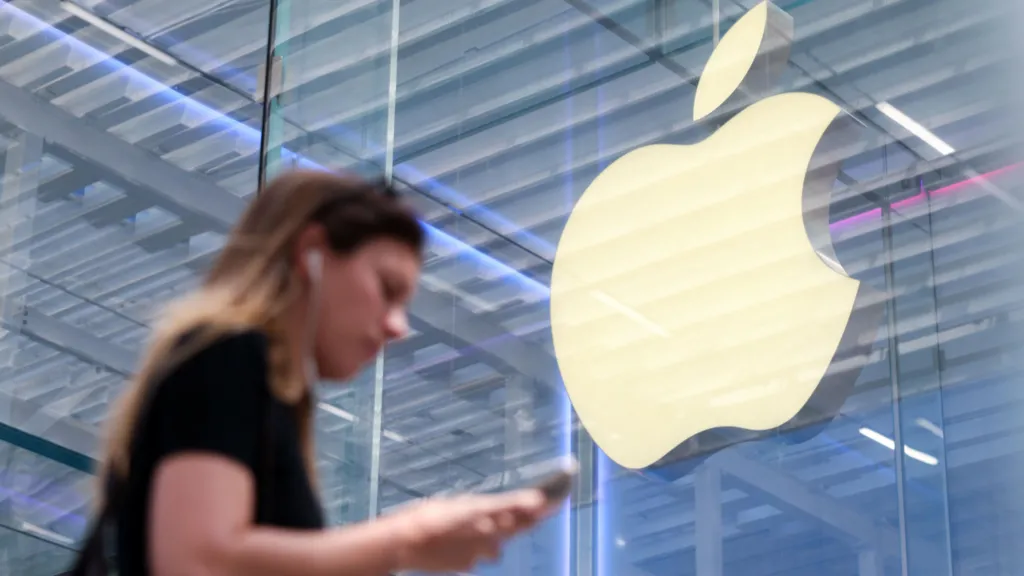 Trump forces Apple to take down apps﻿