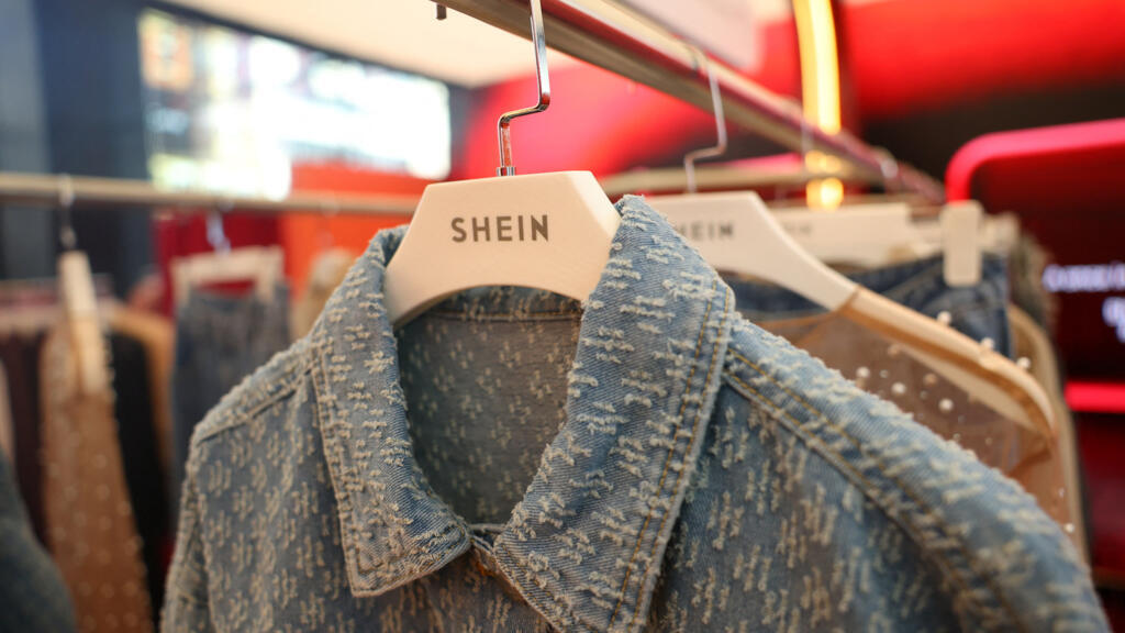 Des vêtements sont exposés dans une boutique éphémère Shein, le 24 septembre 2025. © Isabel Infantes, Reuters