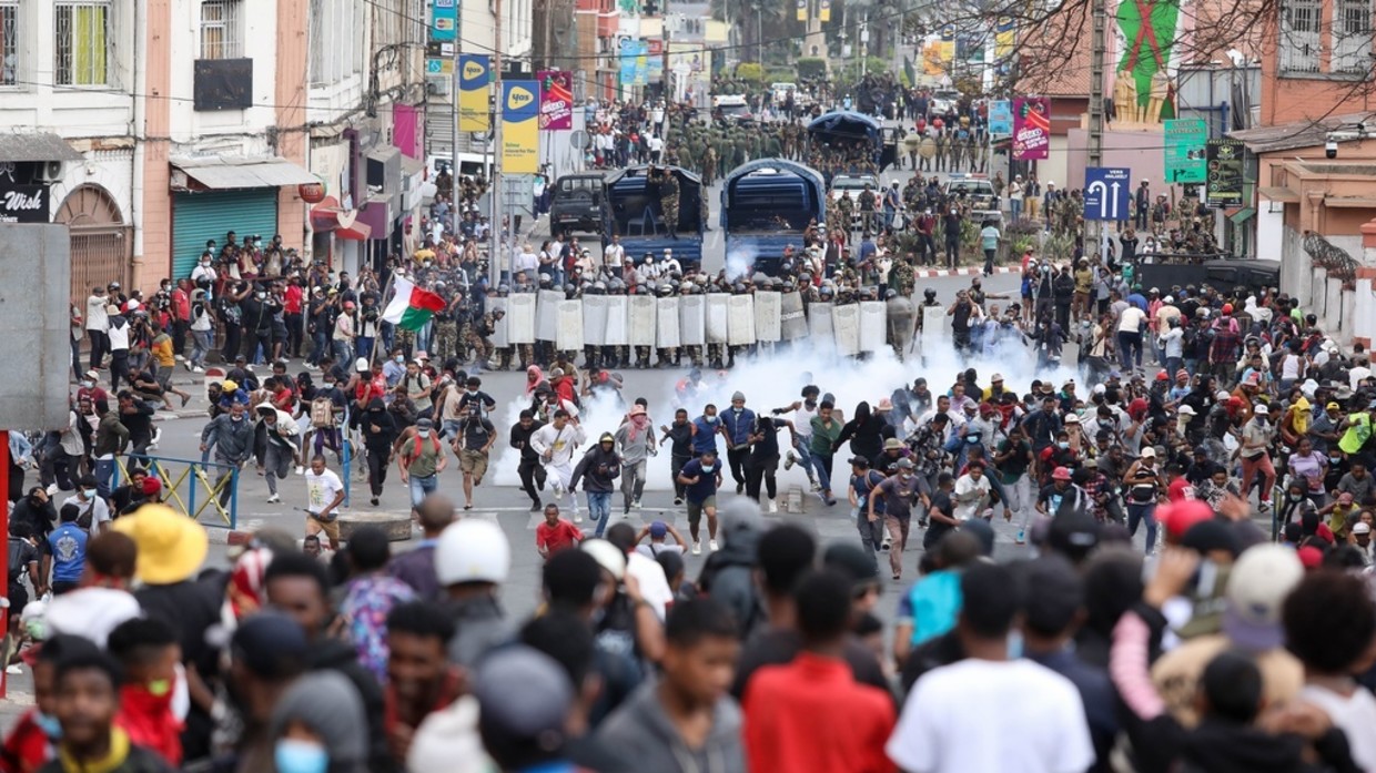Demonstrators protesting against chronic electricity and water cuts confront riot police in Antananarivo, Madagascar, Sept. 30, 2025. ©  AP Photo/Mamyrael