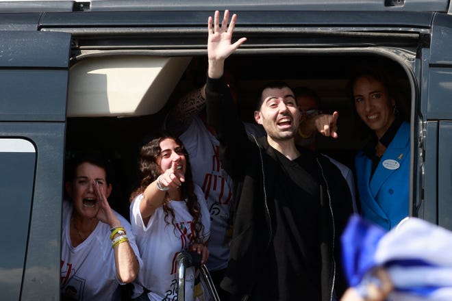See the historic moment Israeli hostages, Palestinian prisoners are released