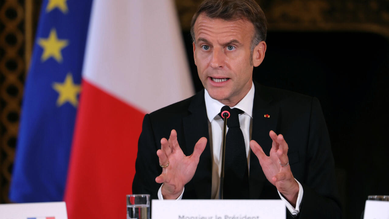 Le président français Emmanuel Macron s'exprime lors d'une réunion avec les ministres des Affaires étrangères européens et arabes à Paris, le 9 octobre 2025. © Thomas Samson, Pool Photo via AP