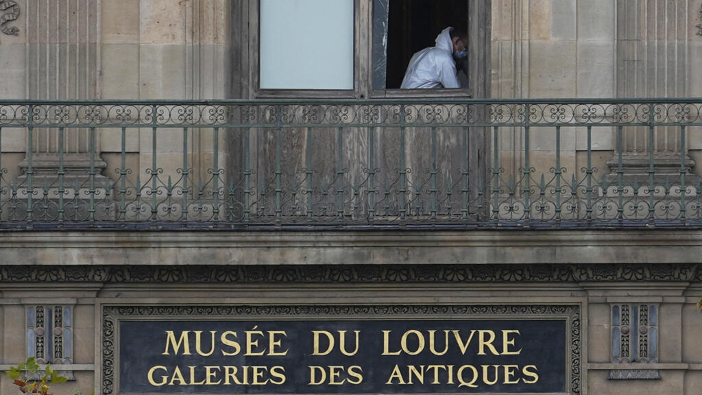 Cambriolage au Louvre : deux personnes interpellées et placées en garde à vue