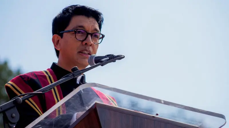 Madagascar : le président Andry Rajoelina a quitté le pays (RFI)