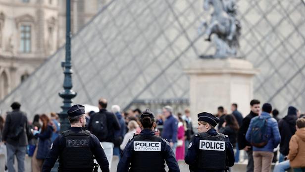 Cambriolage du Louvre: un lien possible avec un vol de nacelle dans le Val-d’Oise dix jours plus tôt