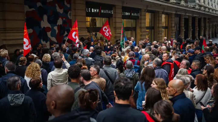 Des employés manifestent devant le BHV Marais lors d'une grève pour pour dénoncer l'installation du géant asiatique du commerce en ligne Shein dans l'enceinte du grand magasin, le 10 octobre 2025 à Paris © Dimitar DILKOFF / AFP