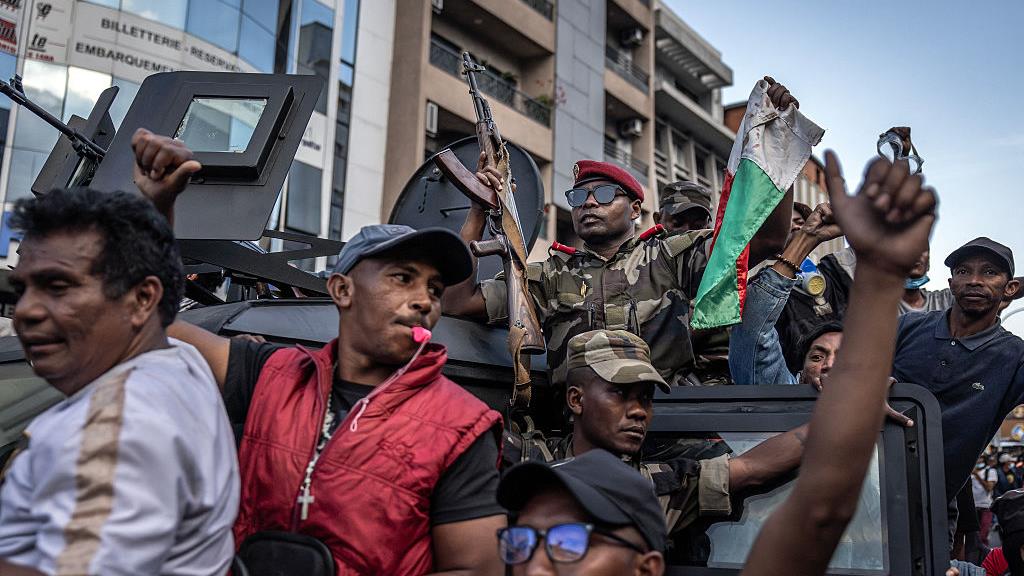 Des soldats de l'armée malgache se dirigent vers l'hôtel de ville pour s'adresser à la population, le 11 octobre 2025  Photo : Getty Images / LUIS TATO / AFP