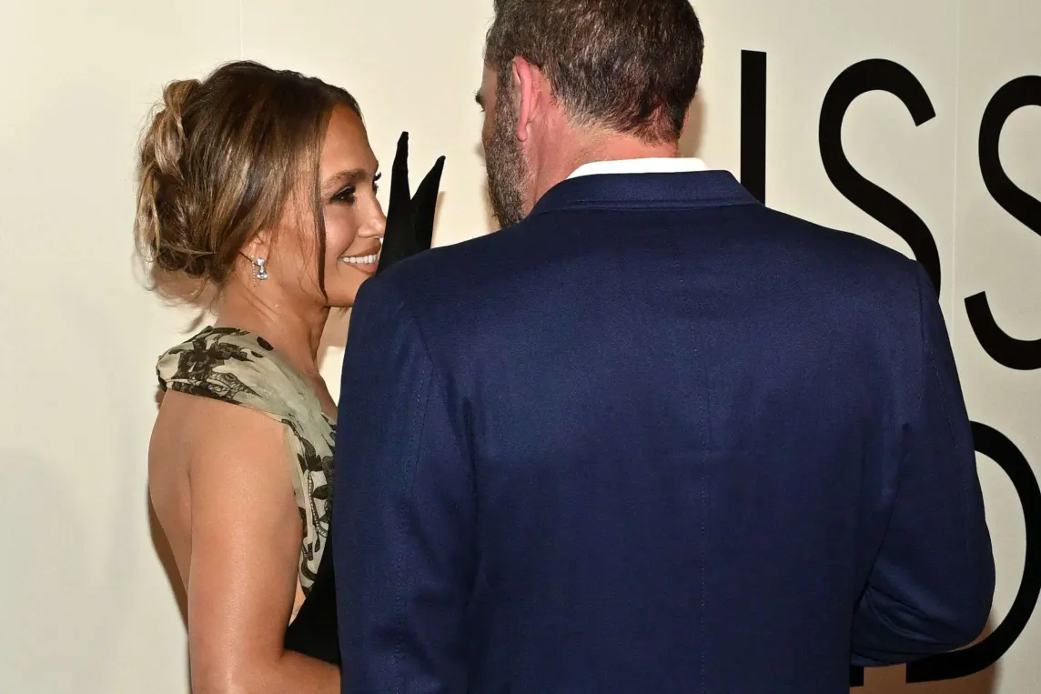 Regards complices et gestes tendres, les retrouvailles de Jennifer Lopez et Ben Affleck sur le tapis rouge