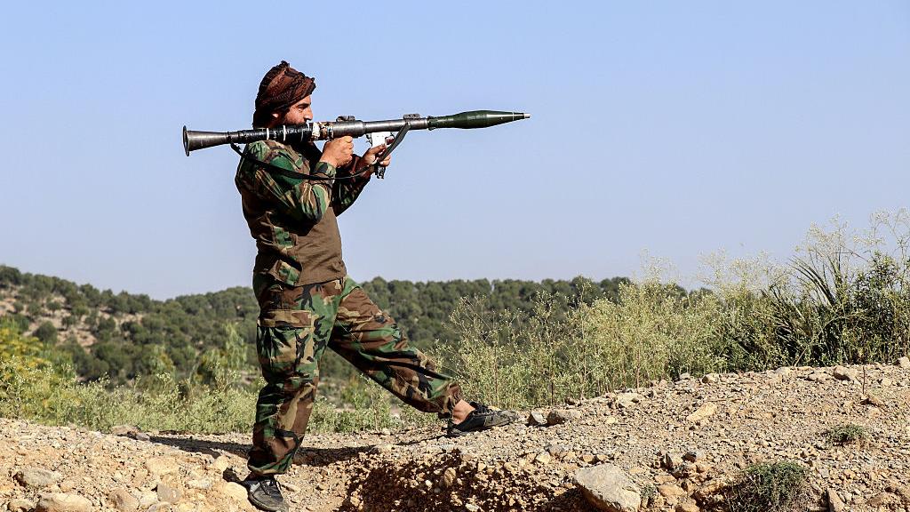 Un taliban monte la garde avec un lance-roquette le long d'une route près de la frontière entre l'Afghanistan et le Pakistan, le 12 octobre 2025.  Photo : Getty Images / AFP