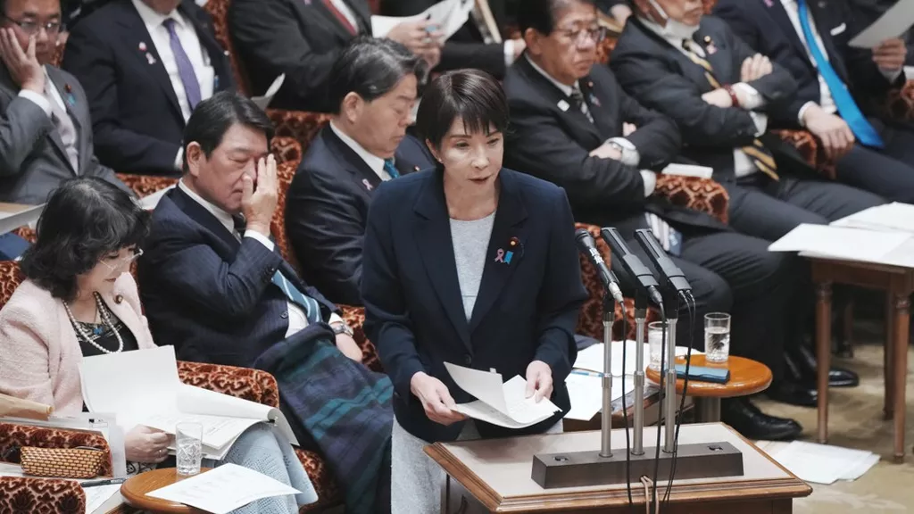 La Première ministre japonaise Sanae Takaichi (au centre) assiste à une session de la Commission budgétaire à Tokyo le 14 novembre 2025. (Kazuhiro NOGI / AFP)