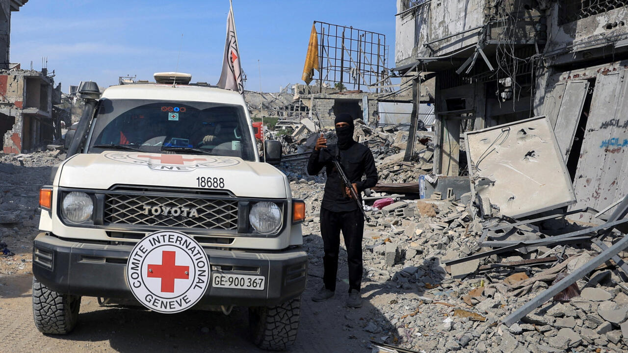 Un membre du Hamas monte la garde près d'un véhicule de la Croix-Rouge, à Gaza, le 2 novembre 2025. © Dawoud Abu Alkas, Reuters
