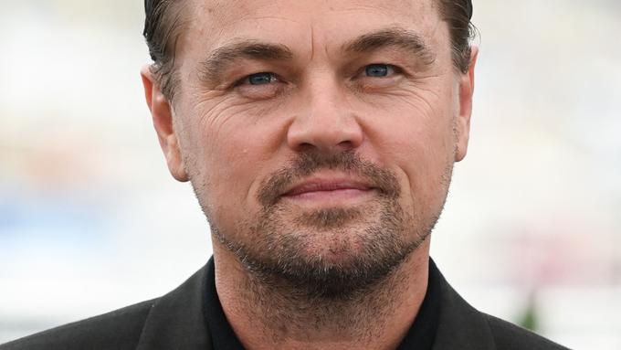 Leonardo DiCaprio souffle ses 51 bougies sous le regard amoureux de sa compagne : des images très rares de l’acteur dans son intimité