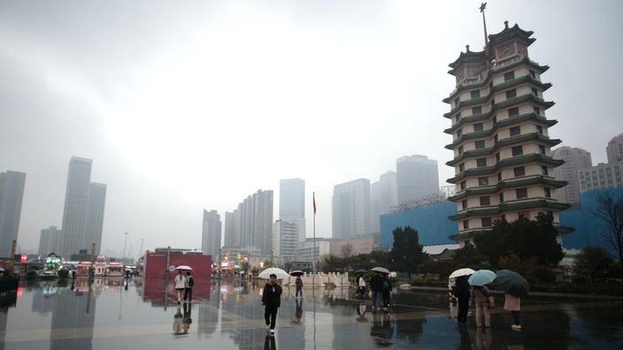 Érigée en mémoire de la grève des ouvriers du 7 février 1923, la tour Erqi (à droite) est l’emblème de la ville de Zhengzhou. Elle fut le plus haut bâtiment de la ville jusqu’en 1976. Enguerrand Armanet / Le Figaro