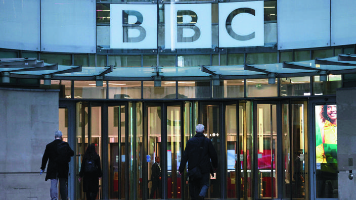 Antisémitisme, montages trompeurs et militantisme à la BBC : ces révélations qui fragilisent le géant médiatique anglo-saxon