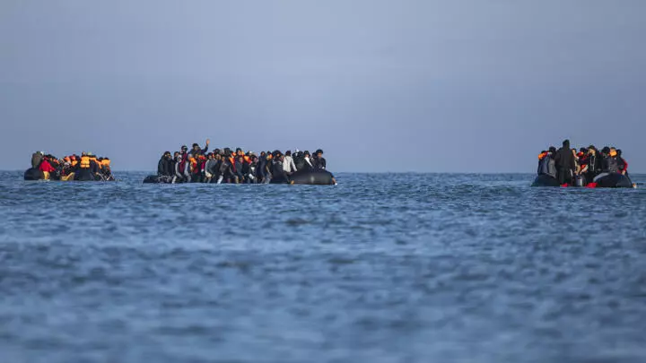 Des migrants à bord de bateaux de passeurs tentent de traverser la Manche au large de la plage de Gravelines, dans le Nord, le 27 septembre 2025 © Sameer Al-DOUMY / AFP/Archives
