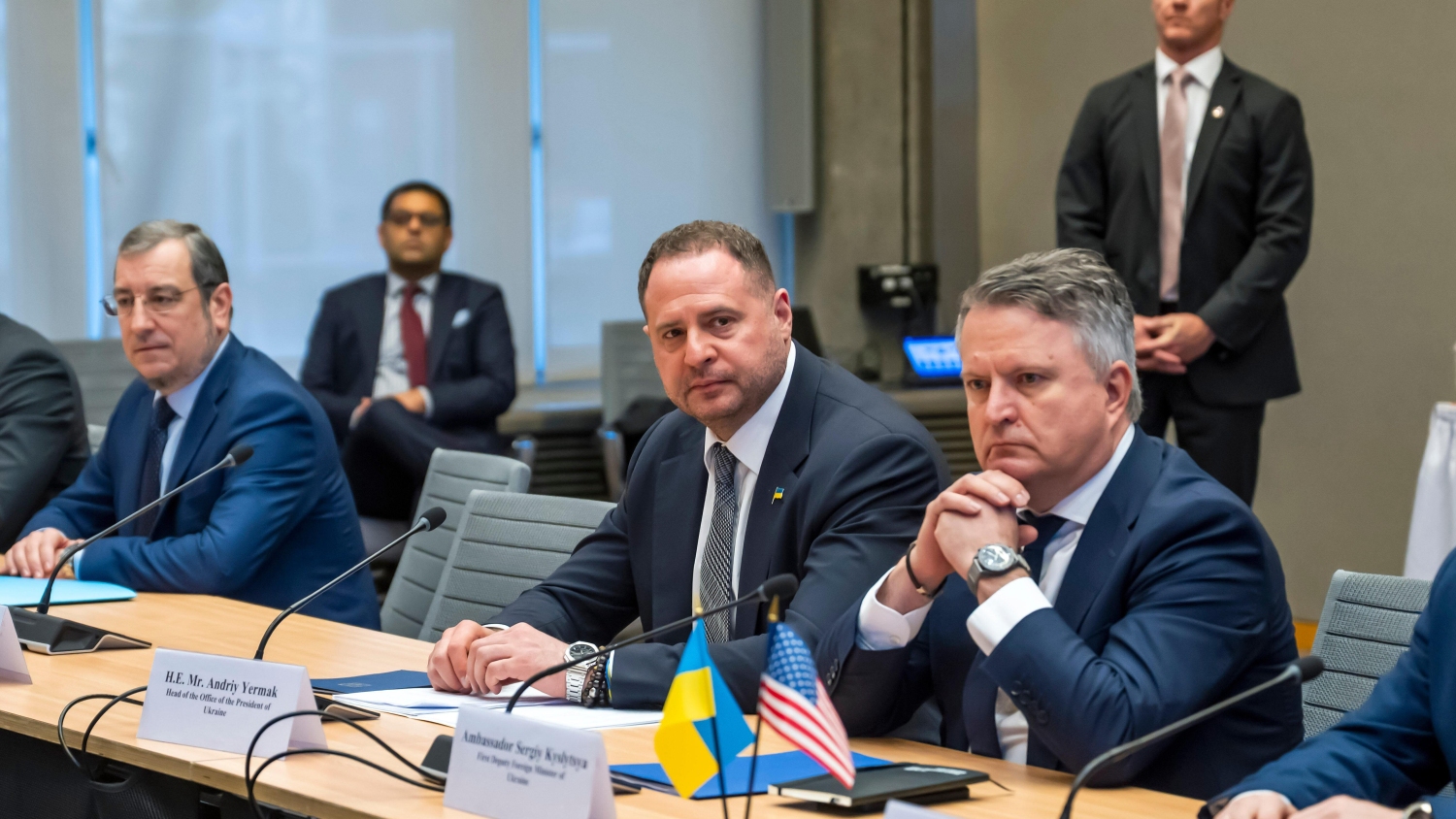 Andriy Yermak (au centre), chef de cabinet du président ukrainien Volodymyr Zelensky, au début des discussions de paix, dimanche, à Genève, en Suisse. (Photo d'archives)  Photo : AP / Martial Trezzini