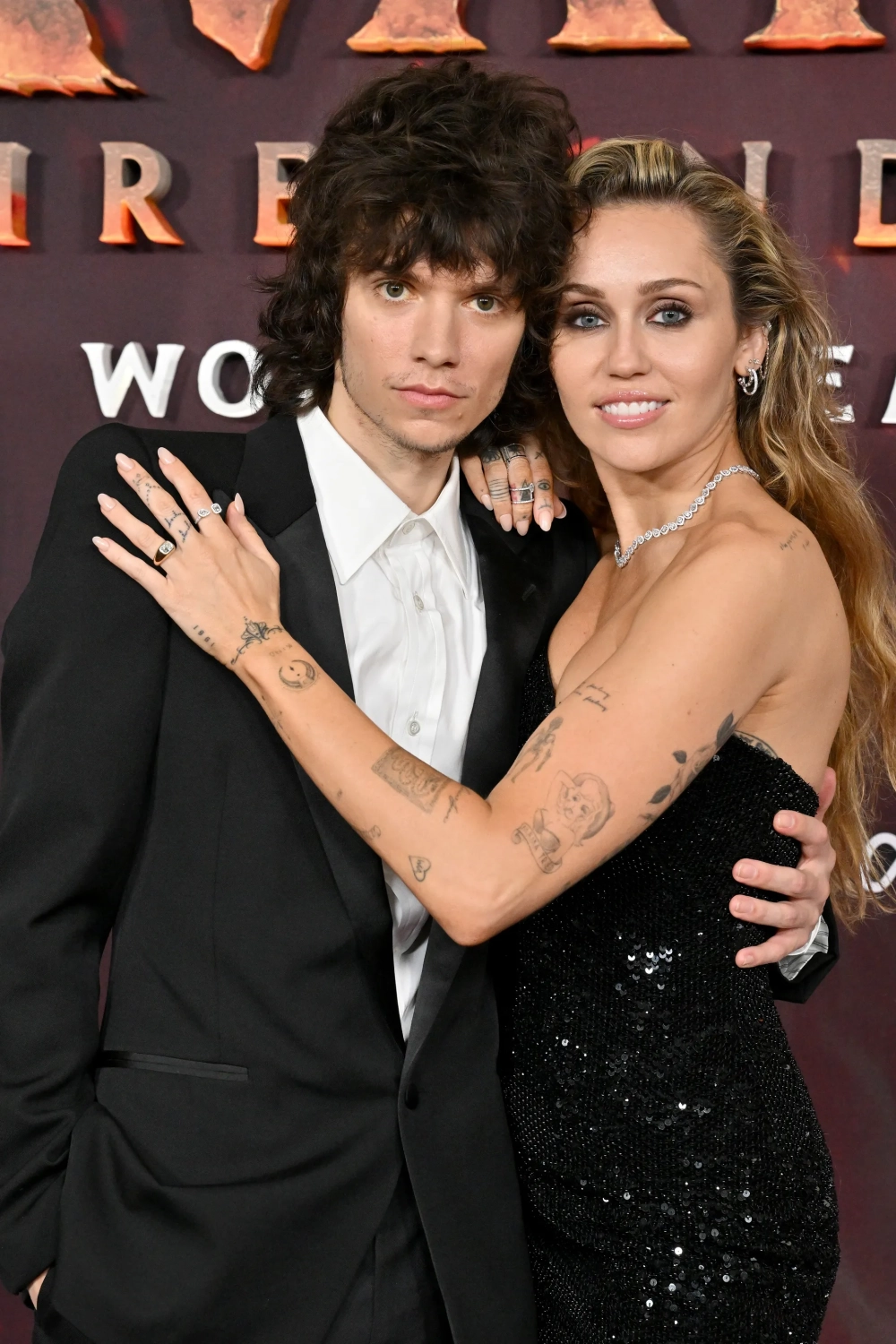 Miley Cyrus est fiancée à Maxx Morando ! Loin d’être classique, sa bague est signée par la gourou des Californiennes