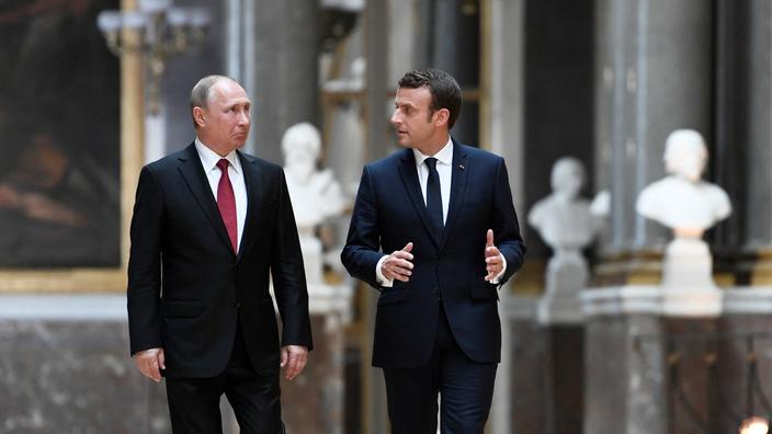Vladimir Poutine et Emmanuel Macron lors de lors première rencontre bilatérale le 29 mai 2017, au château de Versailles. STEPHANE DE SAKUTIN / AFP
