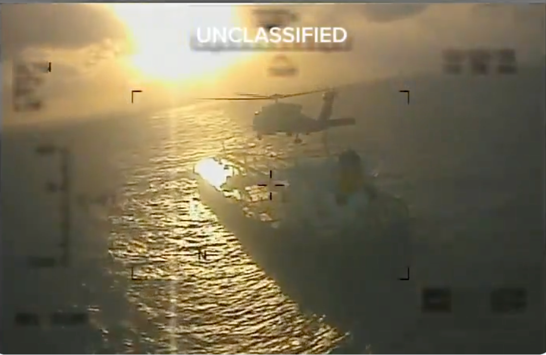 Capture d’écran d’une vidéo partagée par la secrétaire d’Etat américaine pour la sécurité intérieure, Kristi Noem, sur son compte X montrant l’arraisonnement d’un pétrolier au large du Venezuela, le 20 décembre 2025. @SEC_NOEM/X