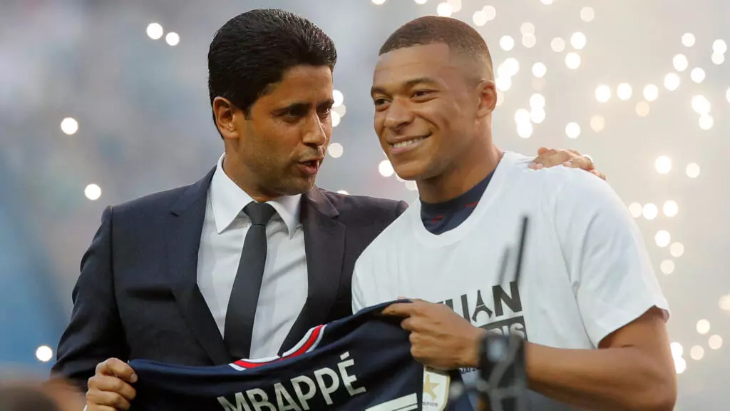 Kylian Mbappé et le président du Paris Saint-Germain (PSG), Nasser al-Khelaifi, au Parc des Princes, en mai 2022. © Michel Spingle, AP