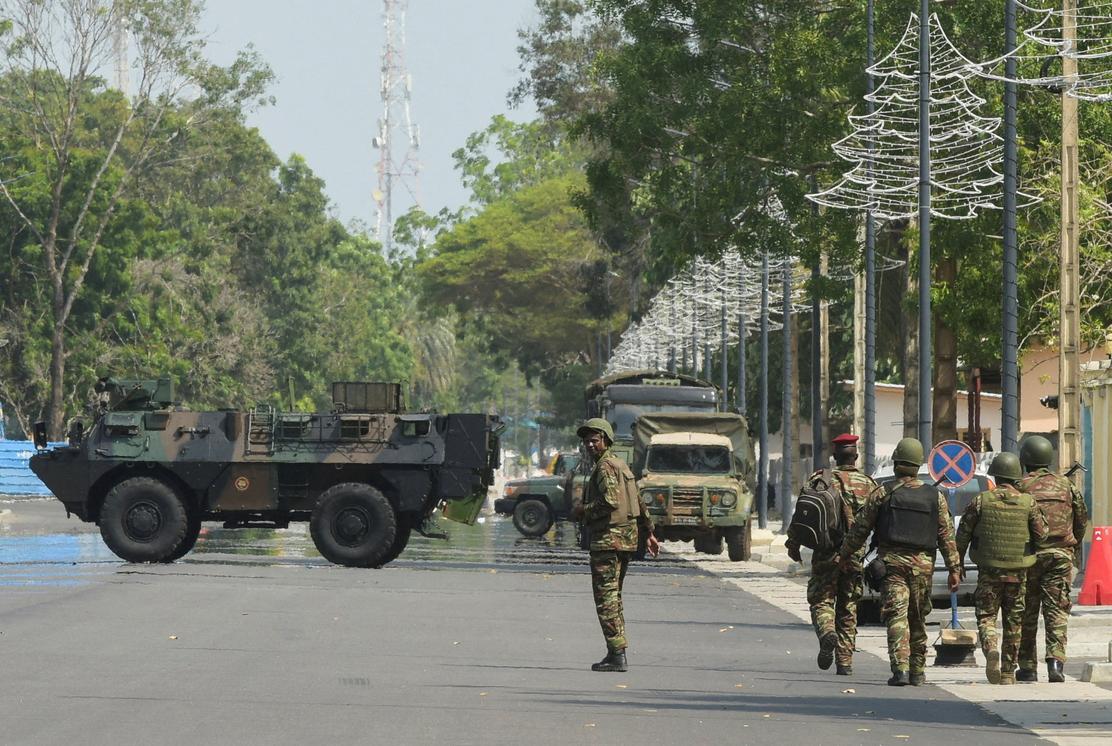 Des soldats patrouillent devant le siège de la radio-télévision du Bénin, après la tentative de coup d’Etat contre le président Patrice Talon, à Cotonou, le 7 décembre 2025. CHARLES PLACIDE TOSSOU/REUTERS