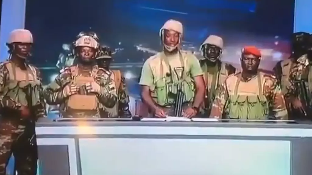 Des militaires annoncent à la télévision publique BTV "démettre de ses fonctions" le président Patrice Talon, au Bénin, le 7 décembre 2025. © Capture d'écran BTV
