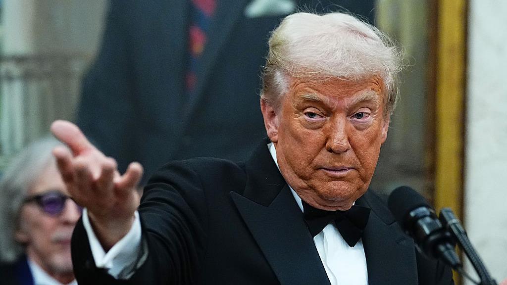 Donald Trump a exprimé des doutes, dimanche 7 décembre, sur le rachat de Warner Bros Discovery par Netflix. PHOTO : GETTY IMAGES / AARON SCHWARTZ