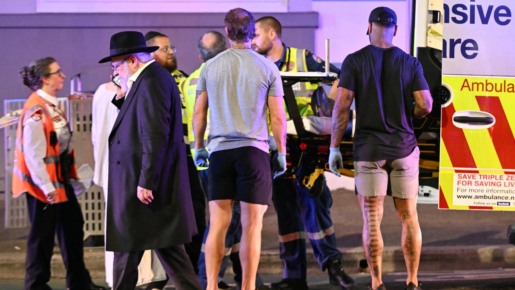 Attentat de Sydney: ce que l’on sait des deux assaillants, un père abattu par la police et son fils, hospitalisé dans un état critique