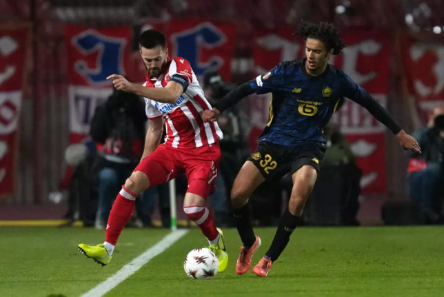 auto_awesome Langue source : Anglais 234 / 5 000 Mirko Ivanic (à gauche), de l'Étoile Rouge, dispute le ballon à Ayyoub Bouaddi, de Lille, lors du match de football comptant pour la phase d'ouverture de la Ligue Europa entre l'Étoile Rouge et Lille, à Belgrade, en Serbie, le 6 novembre 2025. AP - Darko Vojinovic