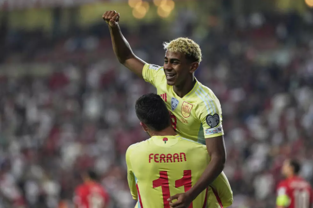 L'Espagnol Ferran Torres (en bas) est félicité par Lamine Yamal après avoir marqué le 4e but de son équipe lors d'un match de football du groupe E des qualifications pour la Coupe du monde entre la Turquie et l'Espagne au stade Konya Büyüksehir, à Konya, en Turquie, le 7 septembre 2025 AP - Khalil Hamra