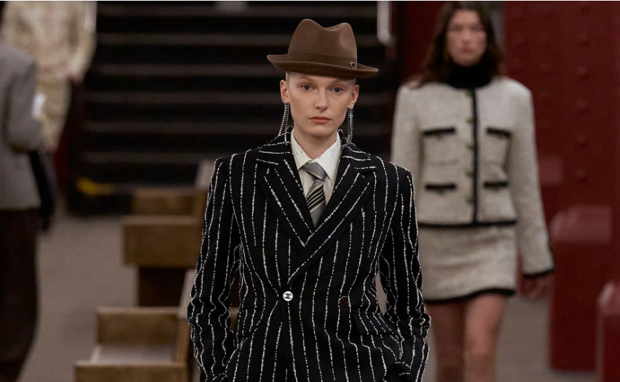 Chanel défile dans le métro new-yorkais pour sa collection Métiers d'art