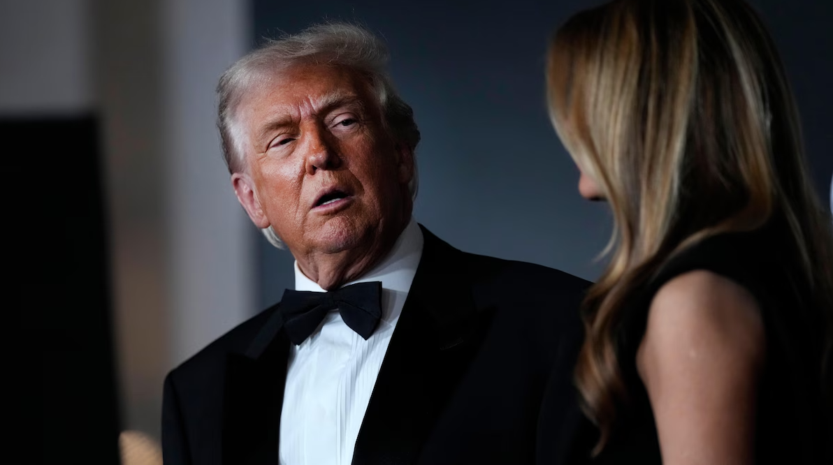 Le président Donald Trump a brièvement discuté de l'état des négociations commerciales avec le Canada en marge d'une soirée, au Kennedy Center, à Washington.  Photo : AP / Julia Demaree Nikhinson