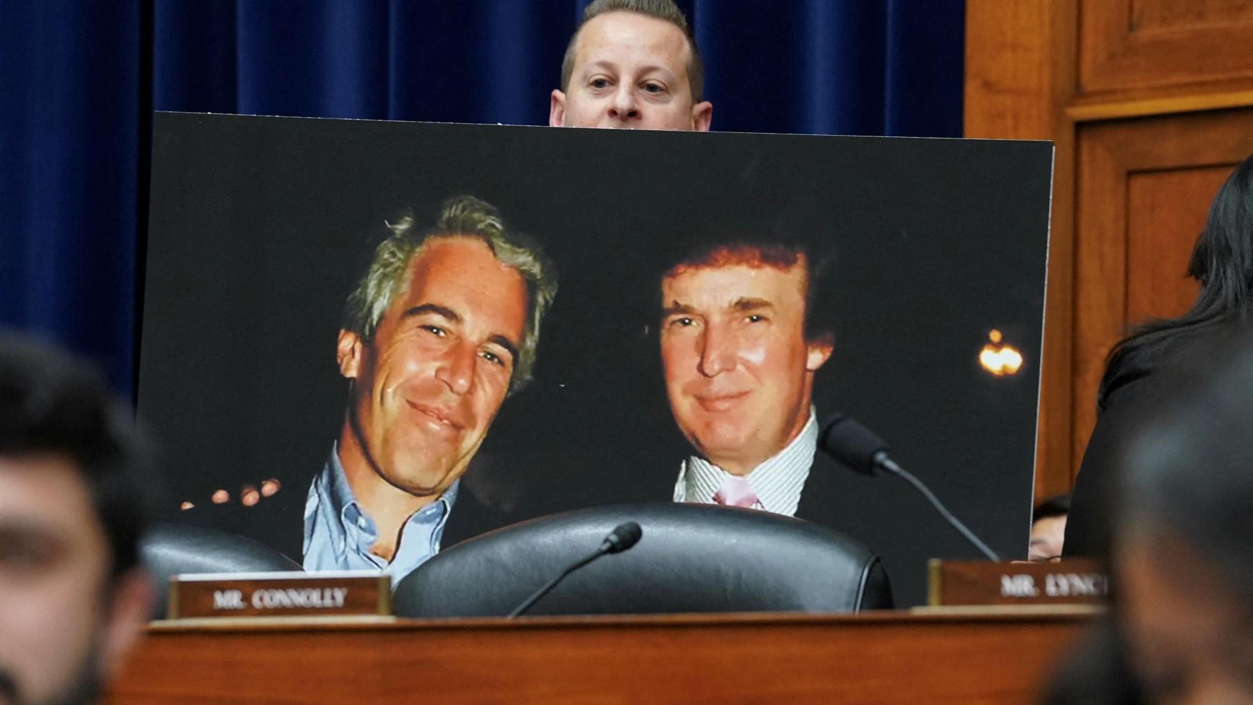 Le quotidien financier new-yorkais The Wall Street Journal, affirme avoir mis la main sur une lettre suggestive envoyée par le président américain au défunt délinquant sexuel Jeffrey Epstein, quand ce dernier a fêté son 50e anniversaire en 2003. (Phot