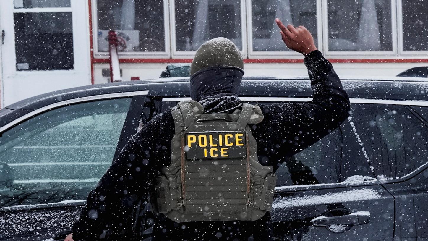 Détention jugée illégale : un juge ordonne au chef de l’ICE de se présenter en cour