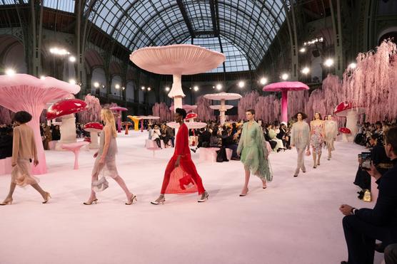 Final du défilé Chanel, au Grand Palais, à Paris, le 27 janvier. CHANEL
