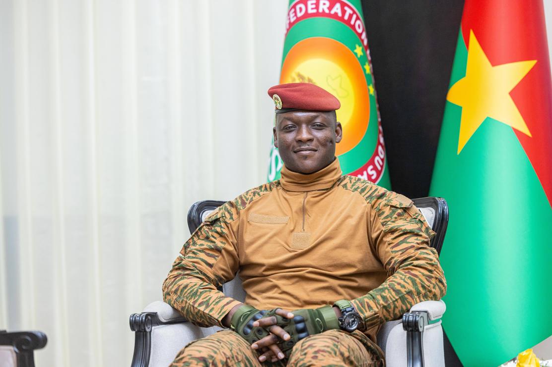 Le capitaine burkinabé, Ibrahim Traoré, participe au deuxième sommet de l’Alliance des Etats du Sahel (AES) sur la sécurité et le développement, à Bamako (Mali), le 23 décembre 2025. AP