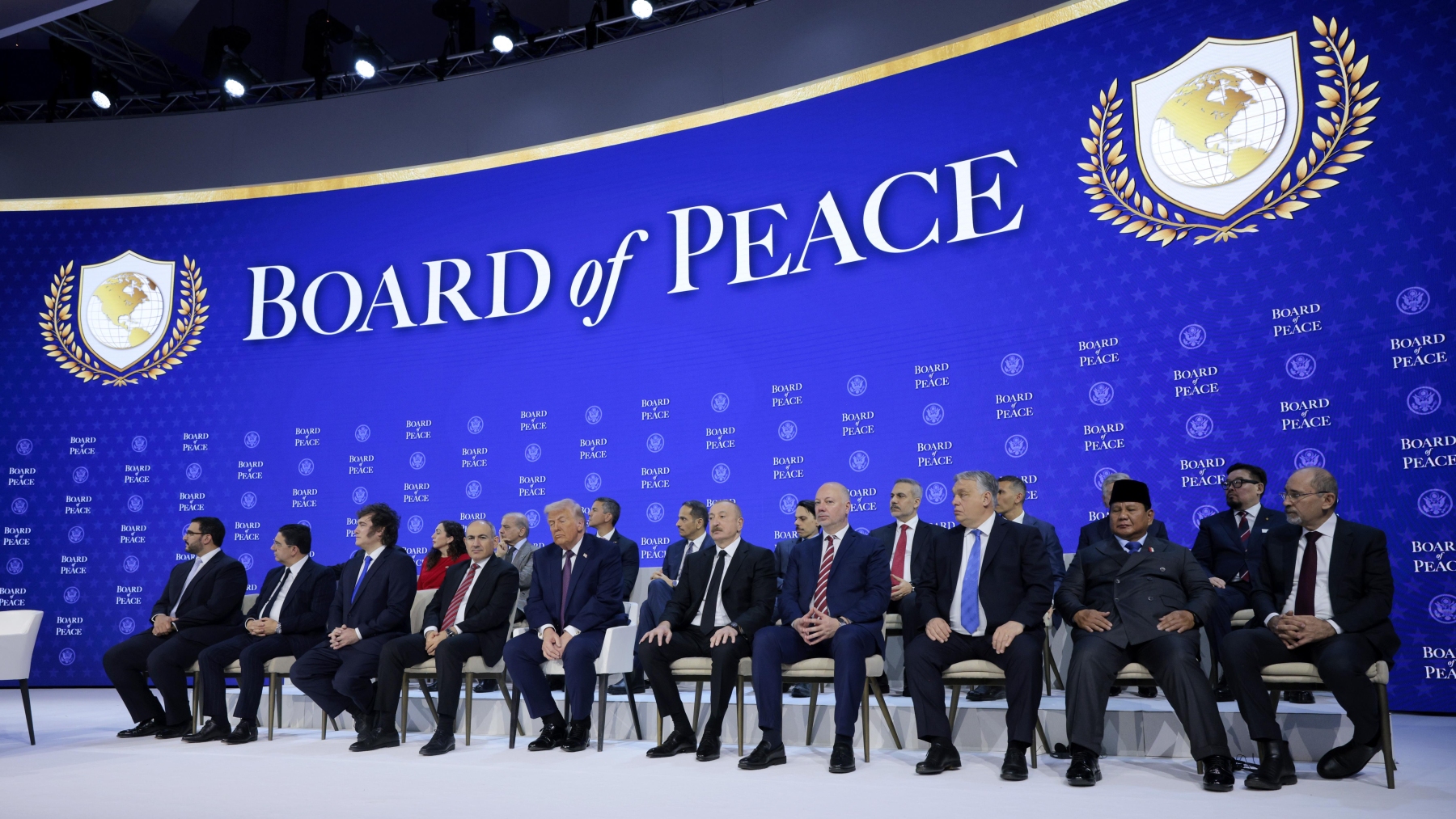 Des dirigeants rassemblés sur scène pour la présentation du « Conseil de paix » par le président américain Trump lors du Forum économique mondial (WEF) le 22 janvier 2026 à Davos, en Suisse.  Photo : Getty Images / Chip Somodevilla