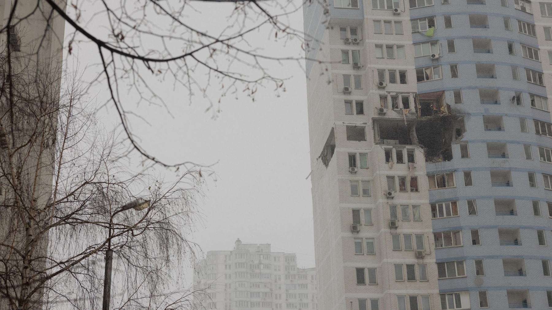Des pompiers dégagent les décombres d'un immeuble résidentiel endommagé après une attaque russe à Kiev survenue tôt le 9 janvier 2026.  Photo : Getty Images / AFP / TETIANA DZHAFAROVA