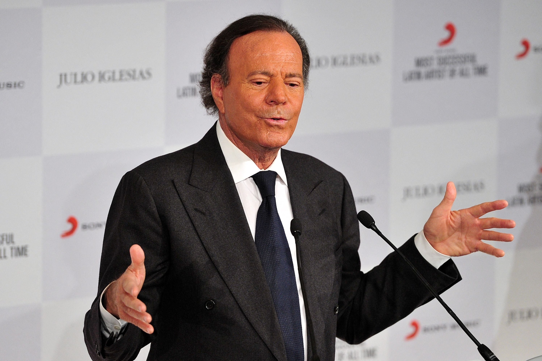 Photo: Carl Court Archives Agence France-Presse Le chanteur espagnol Julio Iglesias s’exprime après avoir été nommé artiste latino le plus célèbre de tous les temps, en 2014 à Londres.
