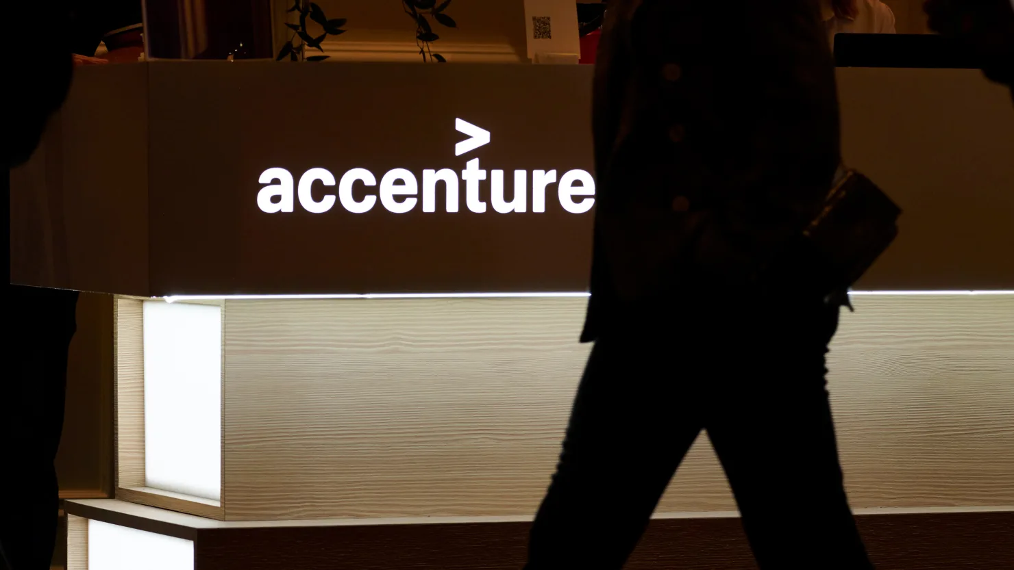 Tech Accenture tells senior staff to use AI tools or risk losing out on leadership promotions
