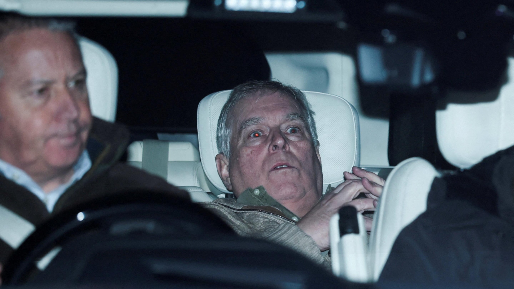 La photo de l’ex-prince Andrew, après son arrestation, accrochée au Louvre