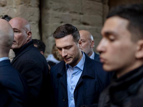 Prêt européen à l’Ukraine : Jordan Bardella vote contre, et s’attire des critiques des autres camps