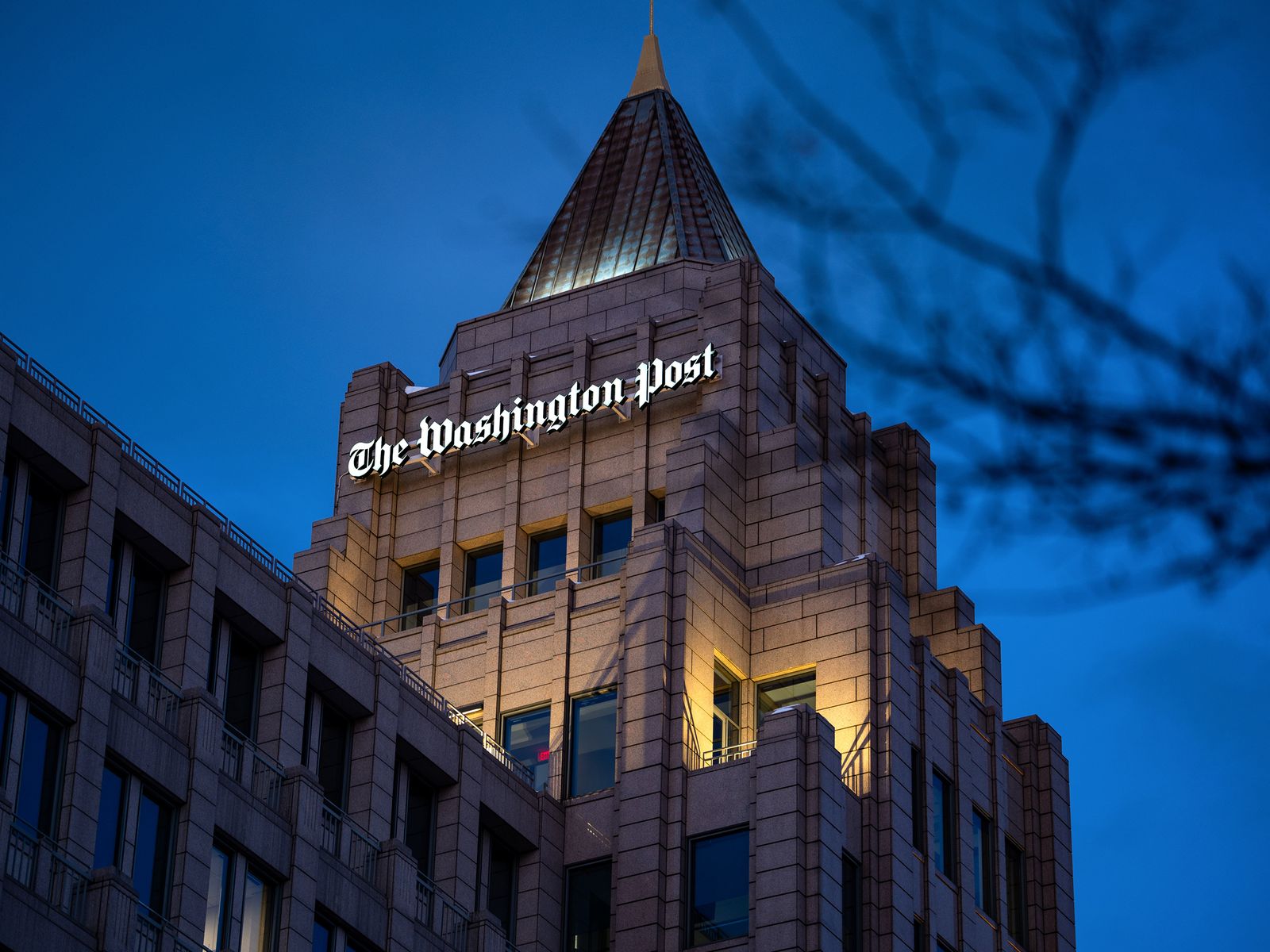 How Jeff Bezos Brought Down the Washington Post