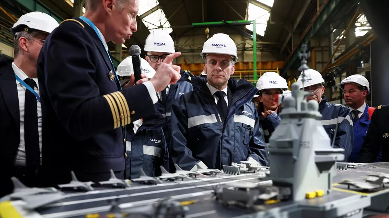 Emmanuel Macron en visite sur le chantier du nouveau porte-avions, le 18 mars 2026. (Gonzalo Fuentes/POOL/AFP)