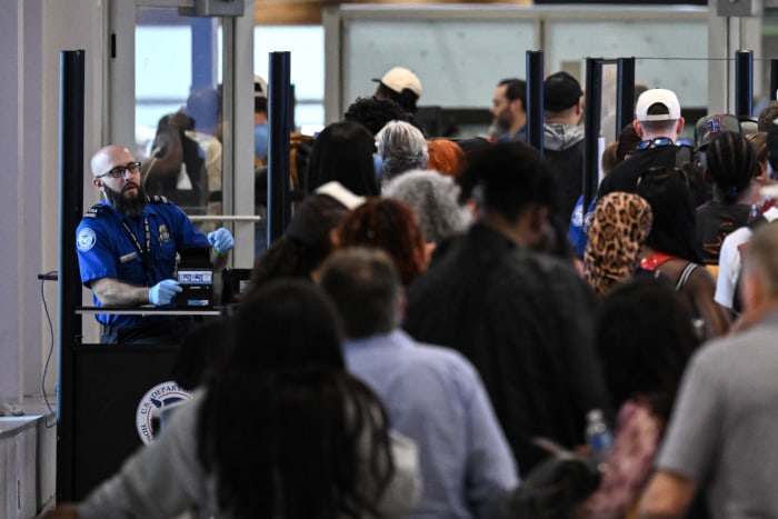 Senators Close In on Deal to End DHS Shutdown, Fund TSA