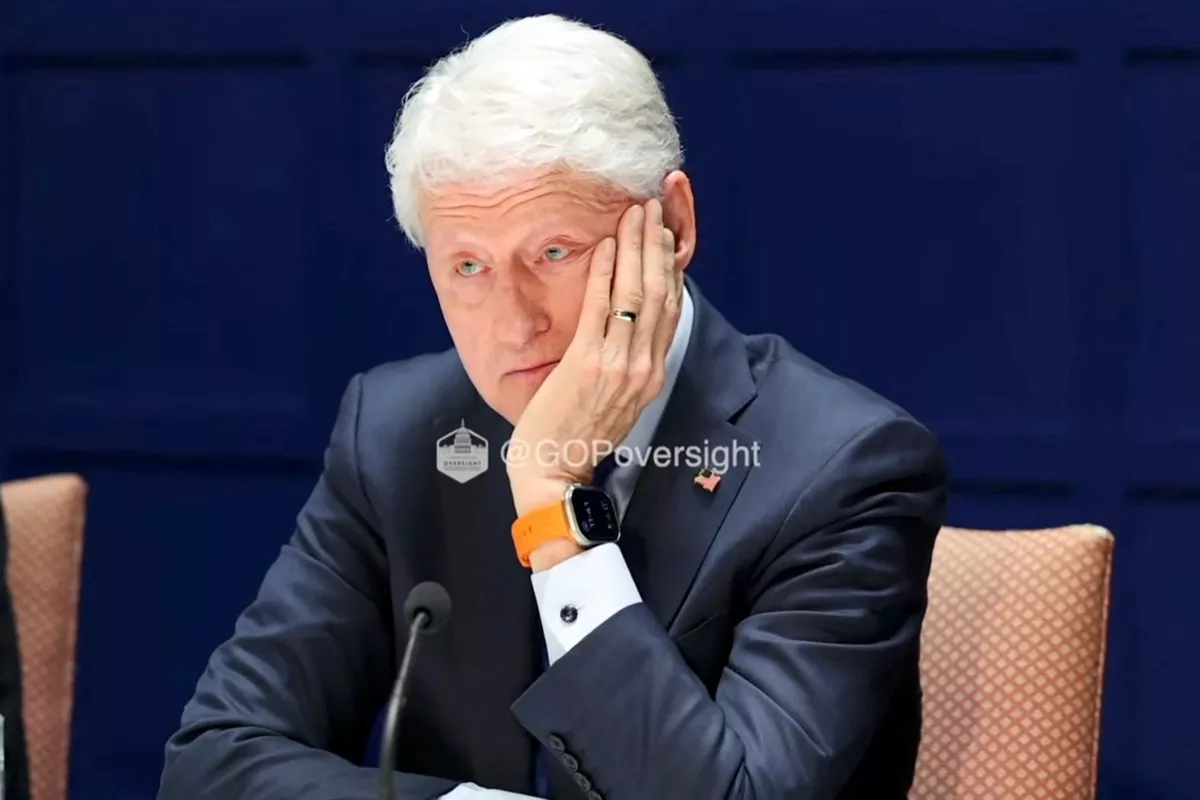 Affaire Epstein : photographié dans un jacuzzi en compagnie d’une jeune femme, Bill Clinton se défend