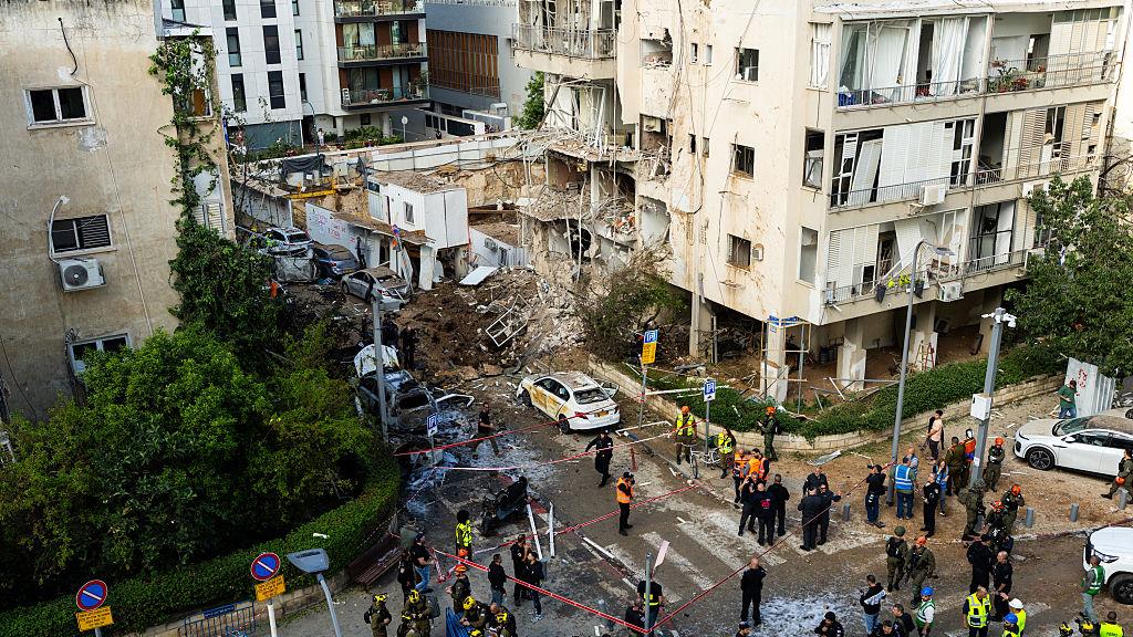 Des secouristes se rassemblent près d'un cratère laissé par un missile iranien le 24 mars 2026 à Tel-Aviv, en Israël.  Photo : Getty Images / Erik Marmor