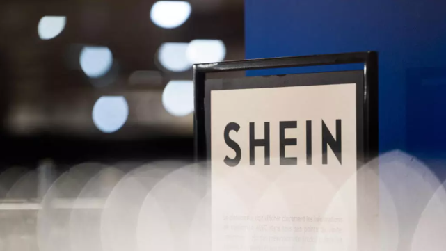 Le logo du géant asiatique du commerce en ligne Shein sur son stand au Bazar de l'Hôtel de Ville, à Paris, le 4 novembre 2025. © Julie Sebadelha, AFP archives